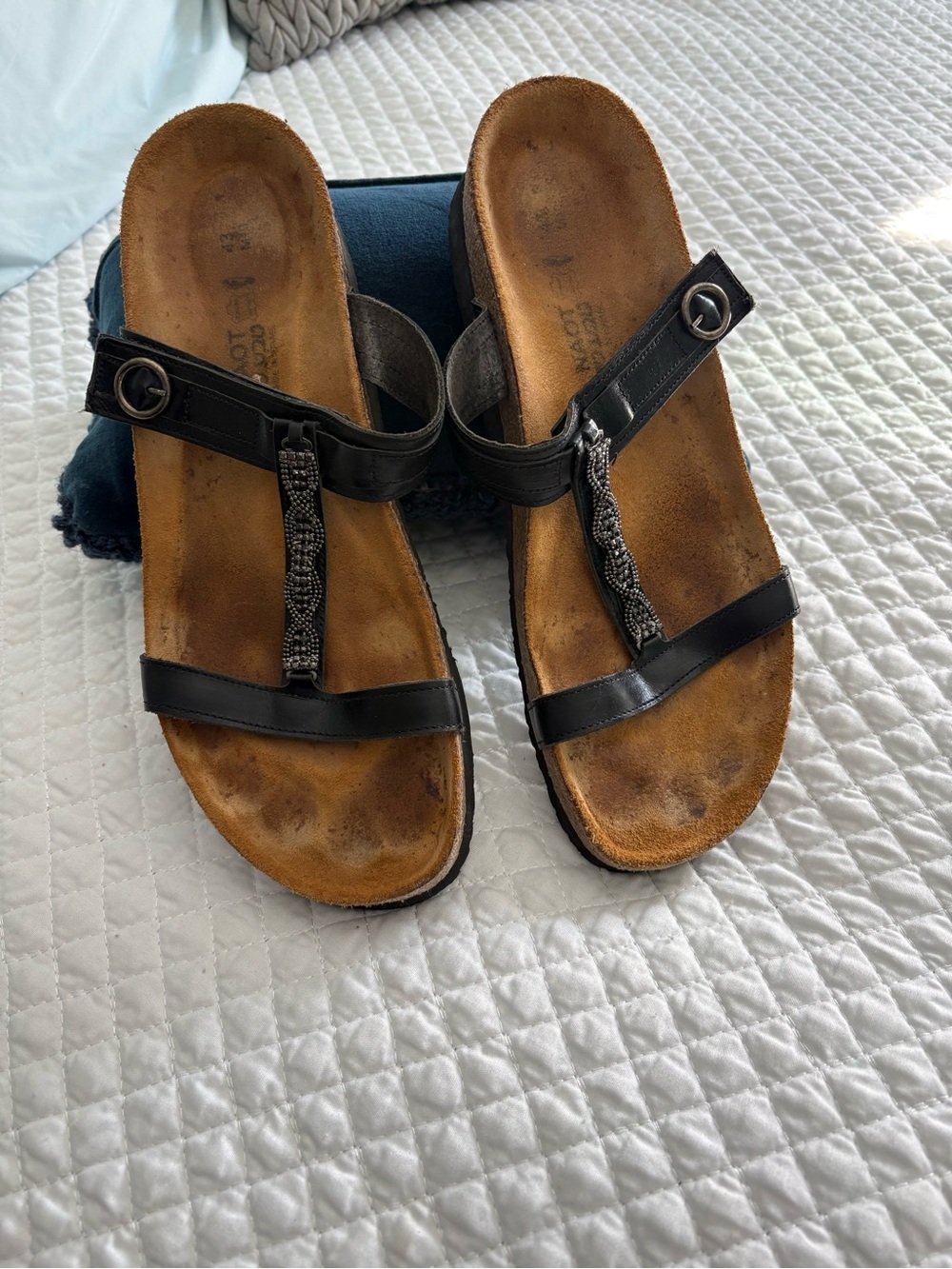 Naot Comfort Slip-On Black T-Strap Sandals